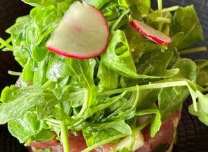 Hình của món Salad Cải Rocket & Tartar Cá Ngừ.