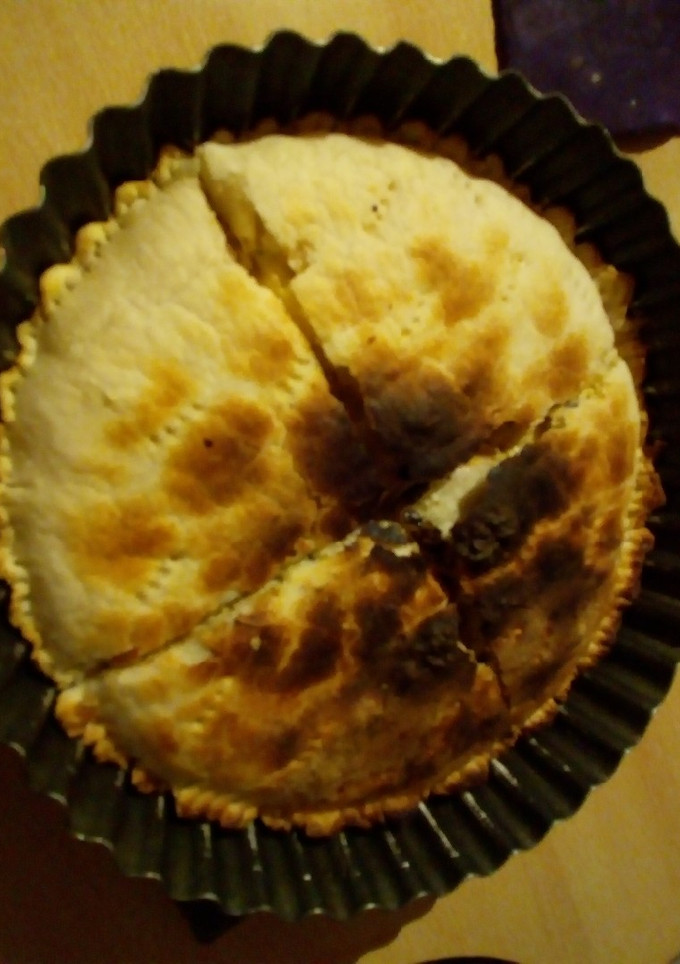 Una foto de Tarta de atún con huevo, jamón, queso y cebolla
