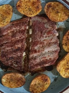 Una foto de Costillas con Patatas al horno