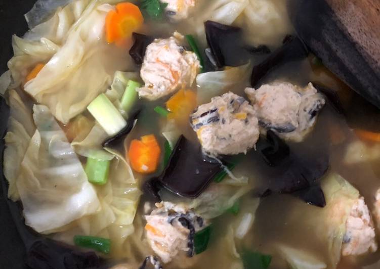 Bagaimana Menyiapkan Soup Bakso Lo Hoa Ayam, Enak Banget