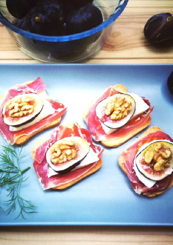 Una foto de Tapitas con higos y mozzarella