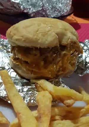 Una foto de Hamburguesas caseras con papas fritas 🤤