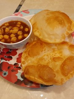 बिना प्याज़ के चटपटे छोले भटूरे(bina pyaz k chatpate chole bhature recipe in hindi) रेसिपी मुख्य फोटो