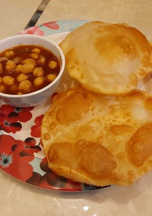 बिना प्याज़ के चटपटे छोले भटूरे(bina pyaz k chatpate chole bhature recipe in hindi) रेसिपी मुख्य फोटो