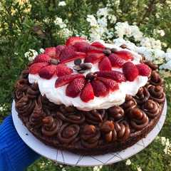 Foto principal de Torta brownie con frutillas 🤩