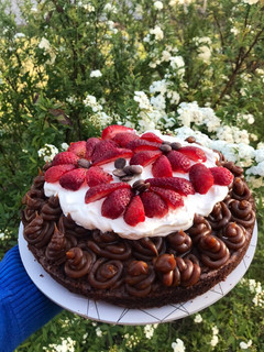 Una foto de Torta brownie con frutillas 🤩