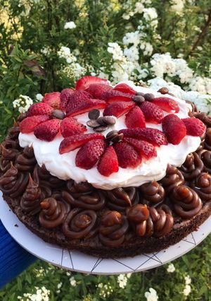 Una foto de Torta brownie con frutillas 🤩