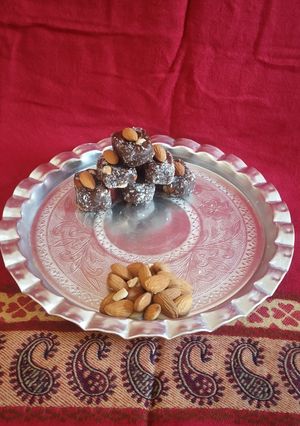 ખજૂર પાક (Khajoor Paak Recipe In Gujarati) રેસીપી મુખ્ય ફોટો
