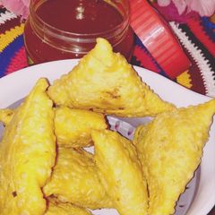 A picture of Potato stuffing samosay with samosa Chutney.