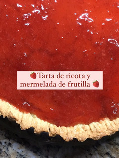 Una foto de Tarta de ricota y frutilla 🍓🥧