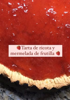 Una foto de Tarta de ricota y frutilla 🍓🥧