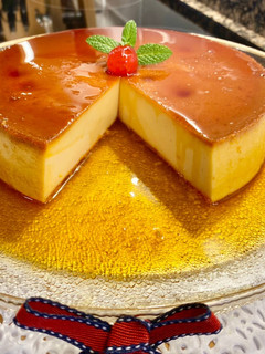 Una foto de Flan con queso crema, vainilla y ron