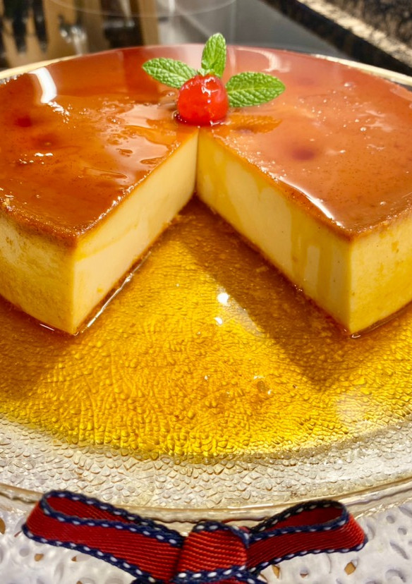 Una foto de Flan con queso crema, vainilla y ron