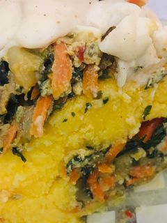 Una foto de ARROLLADO DE POLENTA RELLENO CON ACELGA Y ZUCHINIS (bañado con salsa blanca) 🤩🤗😋🧅🫑🥬🥒😋🤩