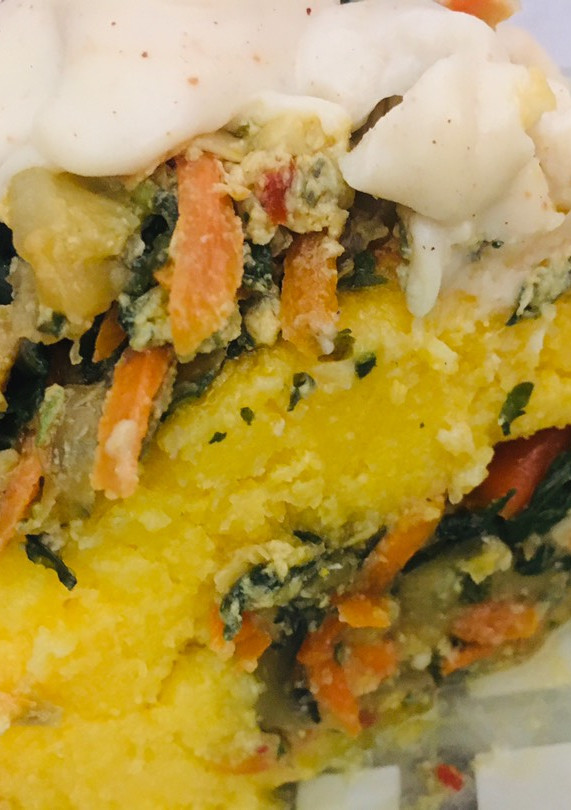 Una foto de ARROLLADO DE POLENTA RELLENO CON ACELGA Y ZUCHINIS (bañado con salsa blanca) 🤩🤗😋🧅🫑🥬🥒😋🤩