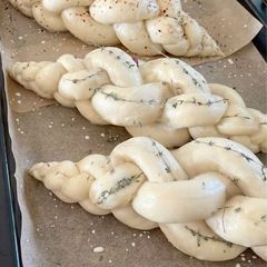 A picture of Plaited bread.