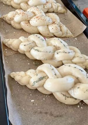 A picture of Plaited bread.