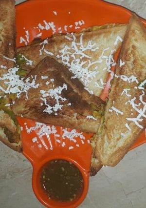 A picture of Schezwan potato masala toast.