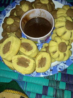 Cookies with chocolate syrup ainihin hoton girkin