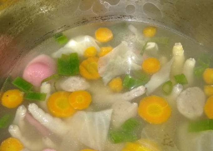 Resep Sayur sop ceker sosis bakso oleh Indha Agustyna - Cookpad