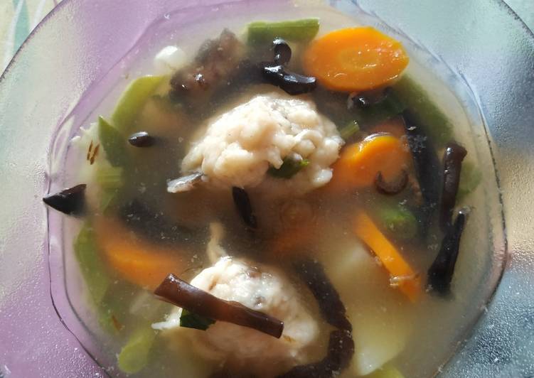 Langkah Mudah untuk Menyiapkan Sup bakso ayam jamur yang Enak