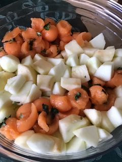 Une photo de Salade de fruits pommes melon menthe vanille citron