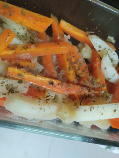 Una foto de Zanahorias cocinadas y horneadas con papas