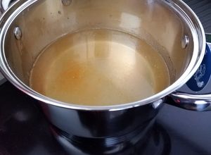 Una foto de Caldo de pollo y verduras