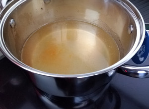 Una foto de Caldo de pollo y verduras