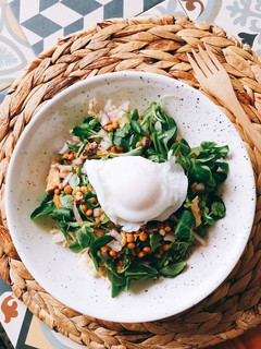 Una foto de Ensalada de arroz, atún, brotes y lentejas con huevo poché