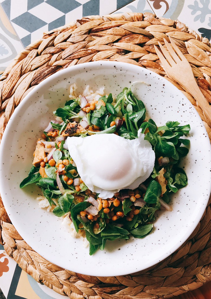 Una foto de Ensalada de arroz, atún, brotes y lentejas con huevo poché