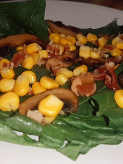 Una foto de Ensalada de espinacas con tocino