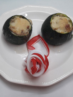 Una foto de Mini calabacines, rellenos de pechuga y champiñones