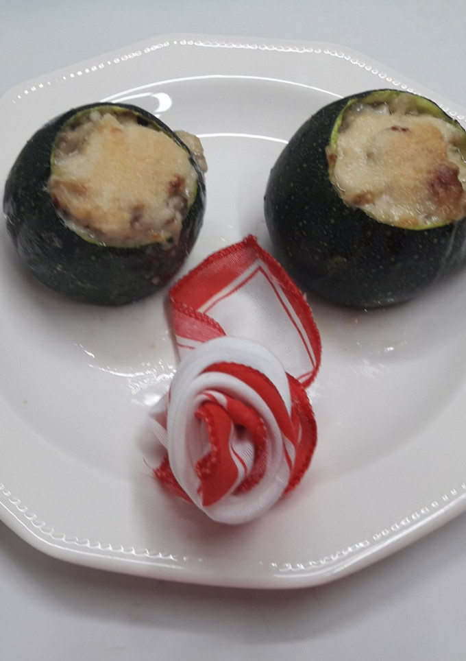 Una foto de Mini calabacines, rellenos de pechuga y champiñones