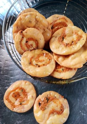 खस्ता स्पायरल मठरी (khasta spiral mathri recipe in hindi) रेसिपी मुख्य फोटो