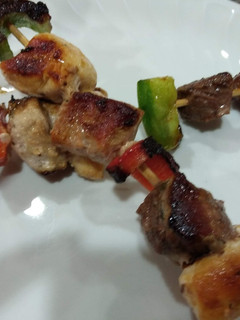 Una foto de Pinchos de pollo, cerdo y ternera
