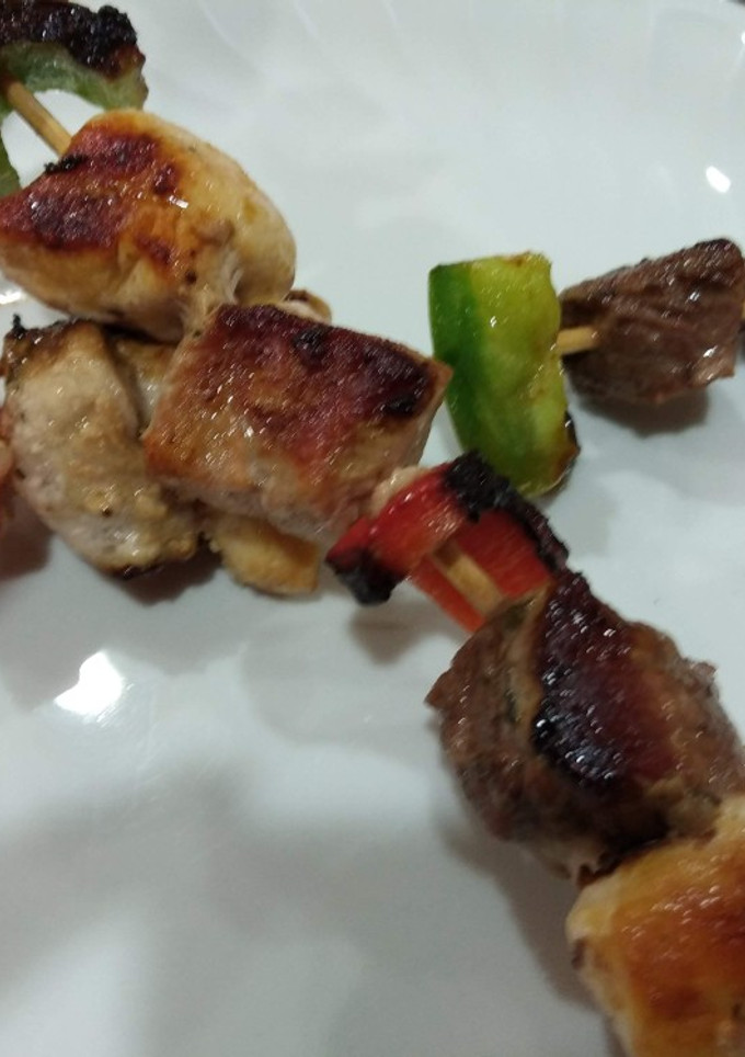 Una foto de Pinchos de pollo, cerdo y ternera