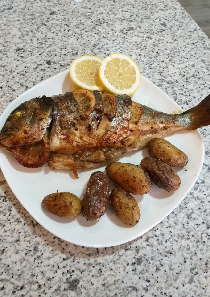 Una foto de Dorada al horno con limón