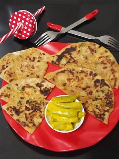 આલુ વટાણા સ્ટફ્ડ પરાઠા (Aloo Vatana Stuffed Paratha Recipe In Gujarati) રેસીપી મુખ્ય ફોટો