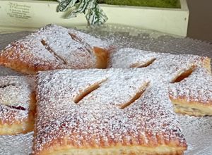 Foto di Sfogliatine con confettura di albicocche e mirtilli