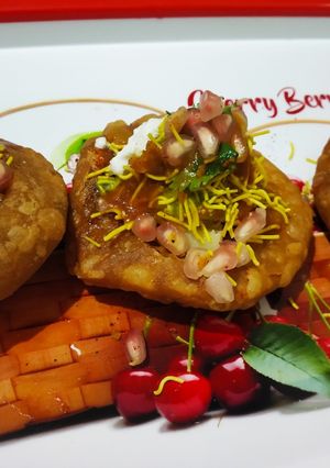 ખાસ્તા કચોરી(khasta kachori recipe in gujarati) રેસીપી મુખ્ય ફોટો