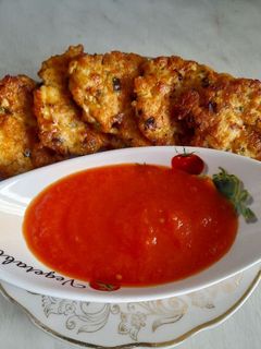 Фото Рубленые куриные котлетки с сыром и домашним кетчупом.