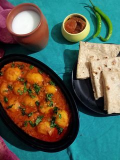 દહીં આલુ કરી (Curd Aloo Curry Recipe In Gujarati) રેસીપી મુખ્ય ફોટો