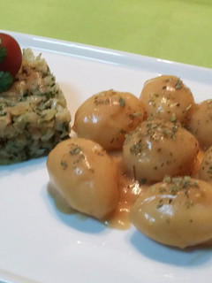 Una foto de Rape al ajo y perejil con patatas a la pimienta