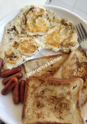 A picture of French toast, omelette and sausages.