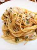 Pasta ensartada en el pollo