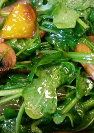 A picture of Bacon Fried Shrooms & Arugala.