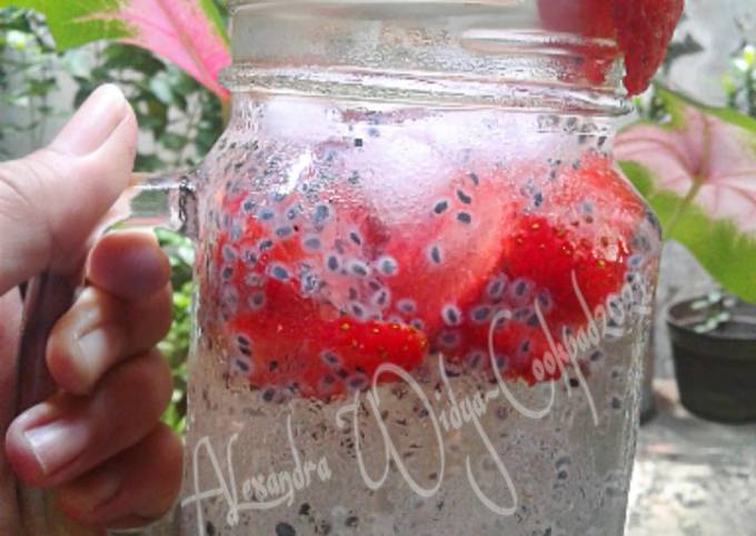 Langkah Mudah untuk Membuat Sparkling Strawberry Chia Seed, Bikin Ngiler