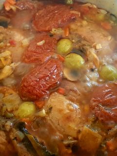Una foto de Galta de cerdo guisada con verdura y tomate seco a la Camarlenca