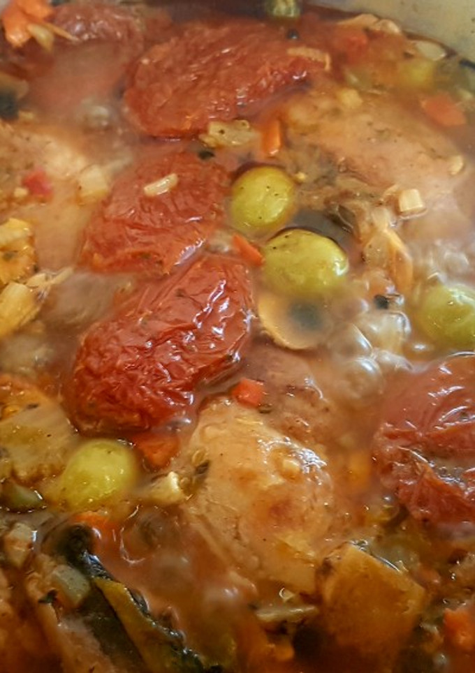 Una foto de Galta de cerdo guisada con verdura y tomate seco a la Camarlenca